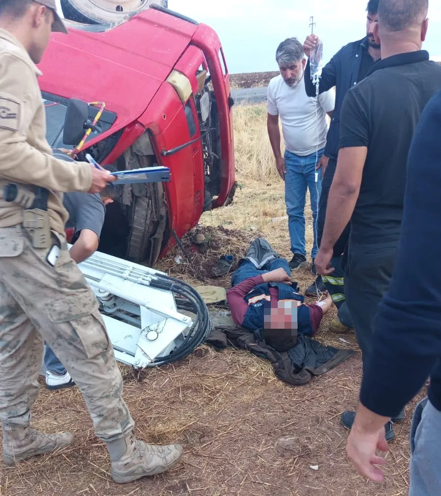 Diyarbakır Ergani'de elektrik arıza ekibini taşıyan kamyonet devrildi: 5 işçi yaralı