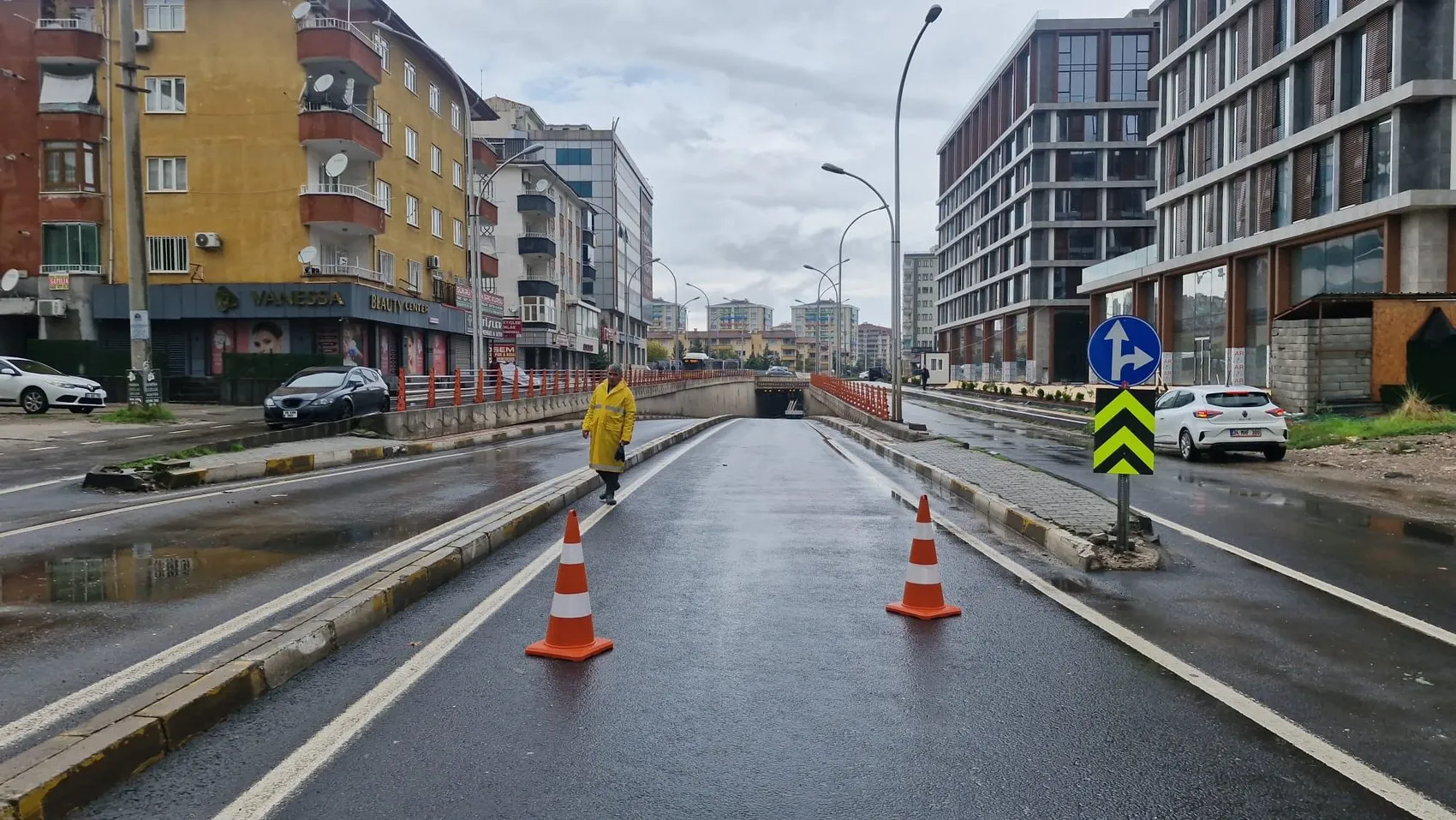 Diyarbakır'da sağanak felaketi: Alt geçitler göle döndü, köprüler yıkıldı