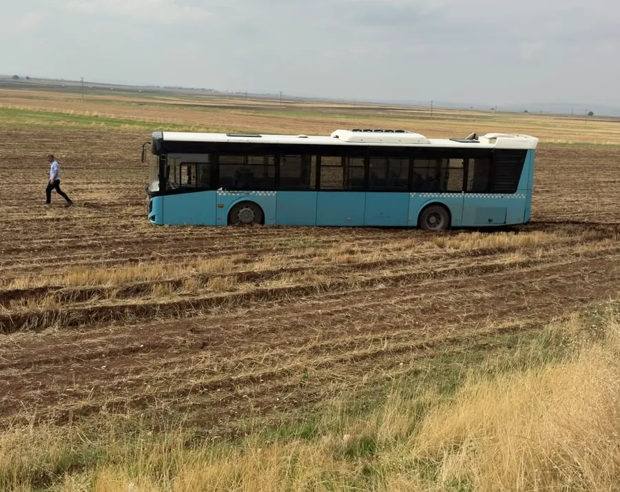 Diyarbakır-Ergani yolunda korkutan kaza: Belediye otobüsü kontrolden çıkıp tarlaya girdi