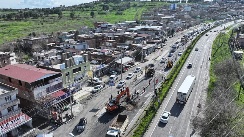 Diyarbakır-Silvan yolunda çökme: Trafik kontrollü veriliyor