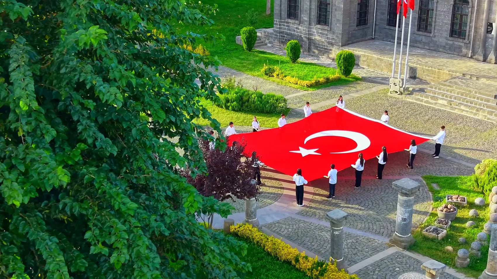 Diyarbakır İçkale'de 54 metrekarelik dev Türk bayrağıyla Cumhuriyet coşkusu