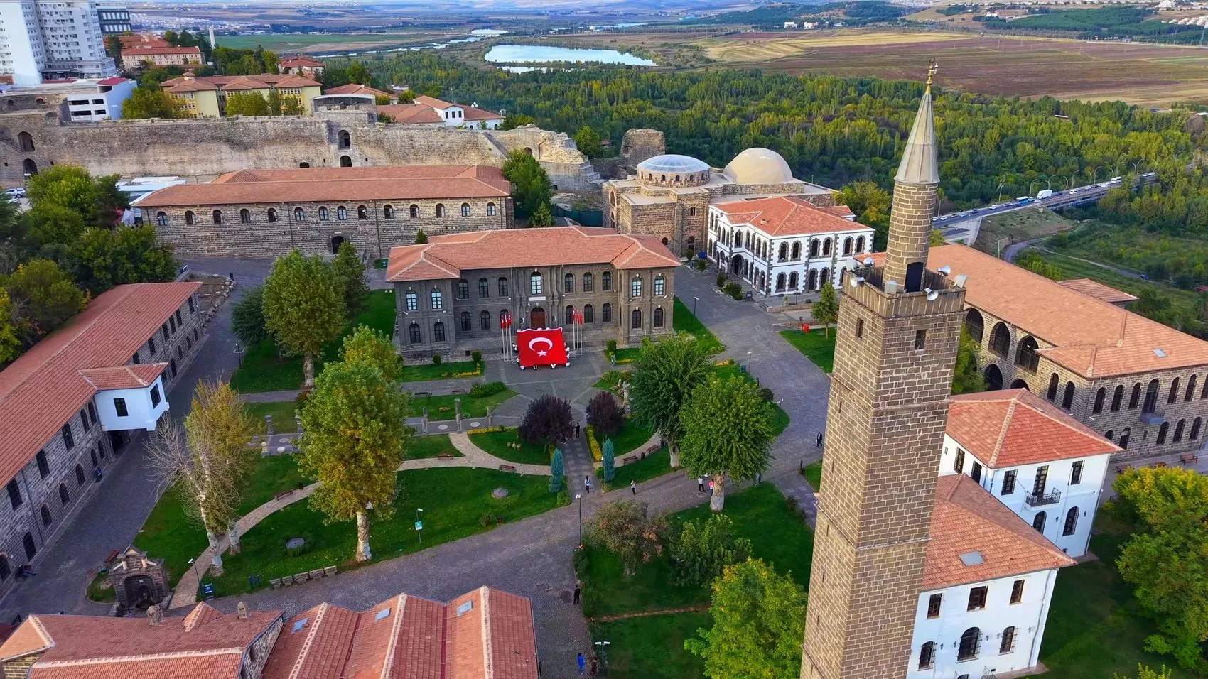 Diyarbakır İçkale'de 54 metrekarelik dev Türk bayrağıyla Cumhuriyet coşkusu