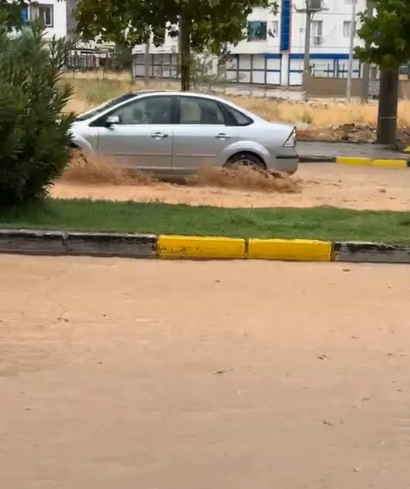 Diyarbakır Ergani'de sağanak yağış hayatı felç etti: Cadde ve sokaklar göle döndü