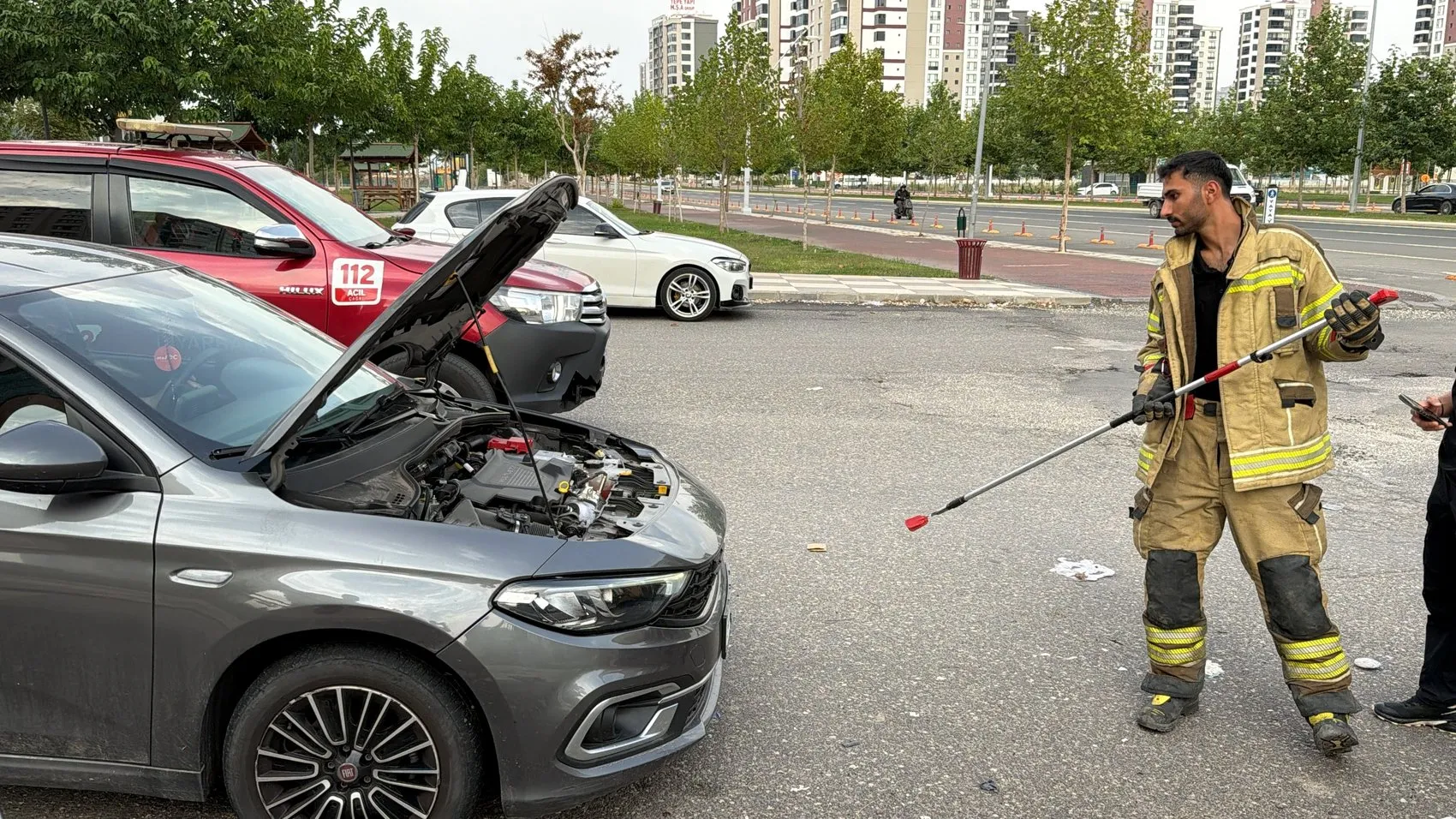 Diyarbakır Kayapınar'da otomobilin kaputuna giren yılan paniği: Vatandaşlar müdahale etti