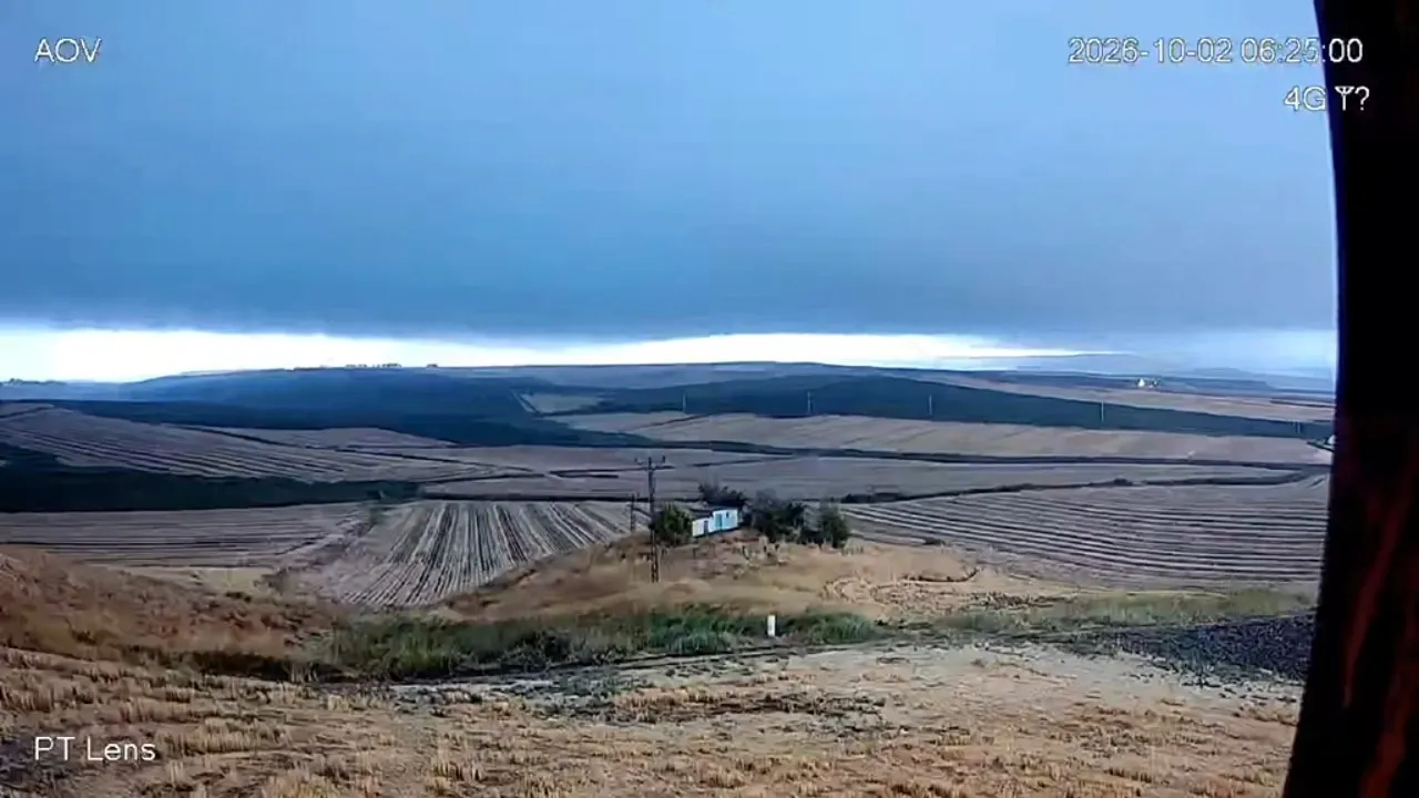Diyarbakır Bismil'de şiddetli fırtına dehşeti: Cami minaresi evin damına devrildi