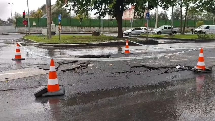 Diyarbakır'da sağanak felaketi: Alt geçitler göle döndü, köprüler yıkıldı