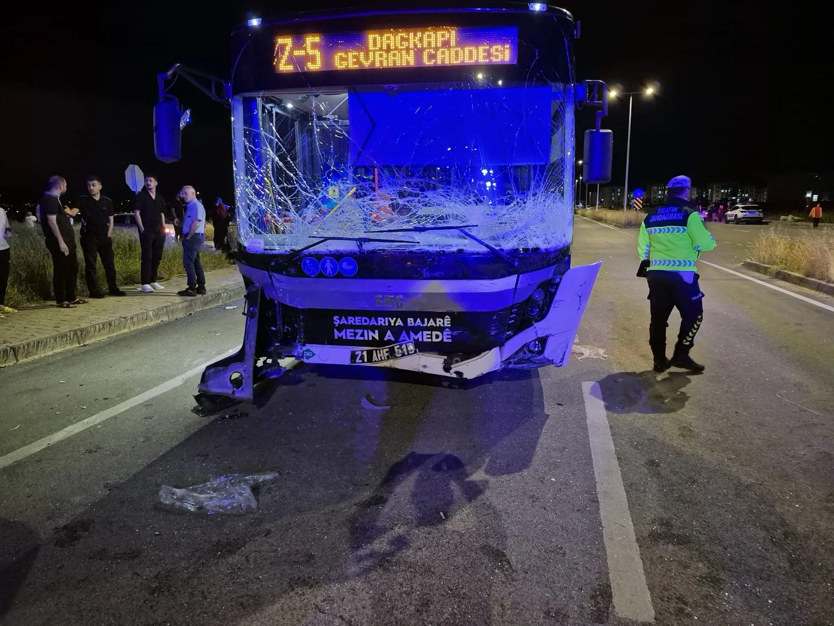 Diyarbakır Bağlar'daki TOKİ konutları yolunda feci kaza 2 can kaybı ve 7 yaralı var