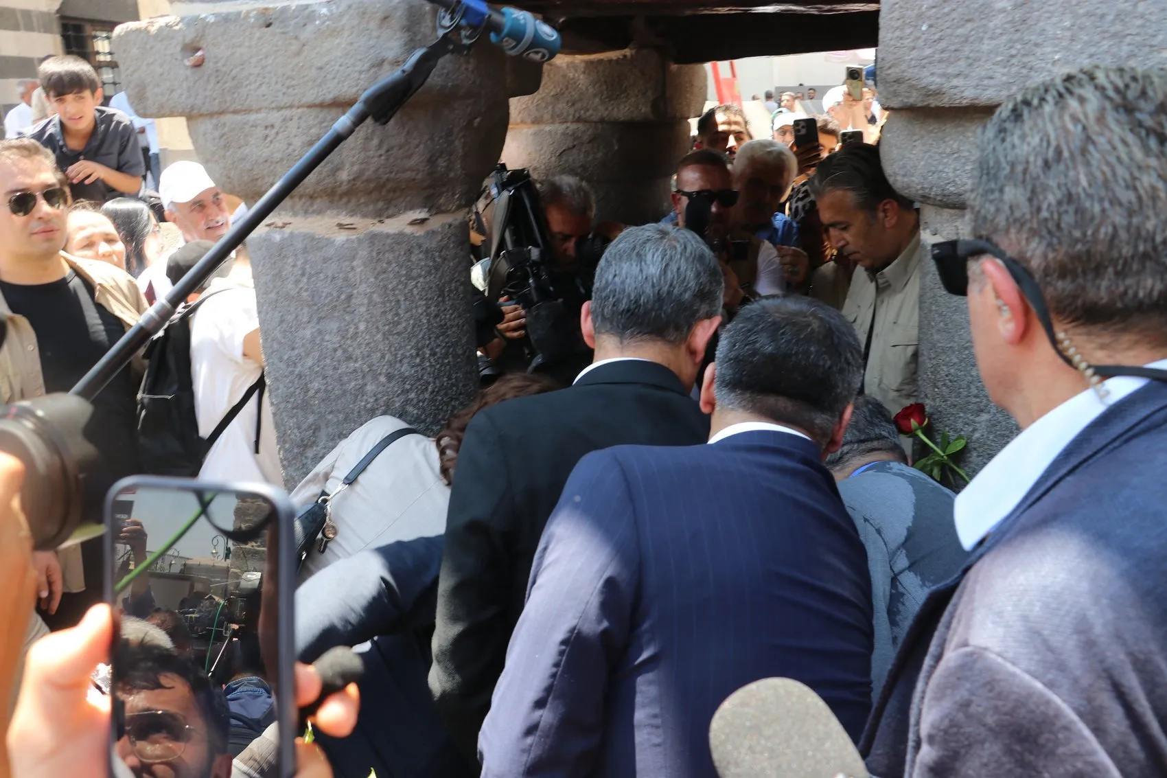 Özgür Özel Diyarbakır'da Tahir Elçi'nin anısına karanfil bıraktı Yol cümleden uludur