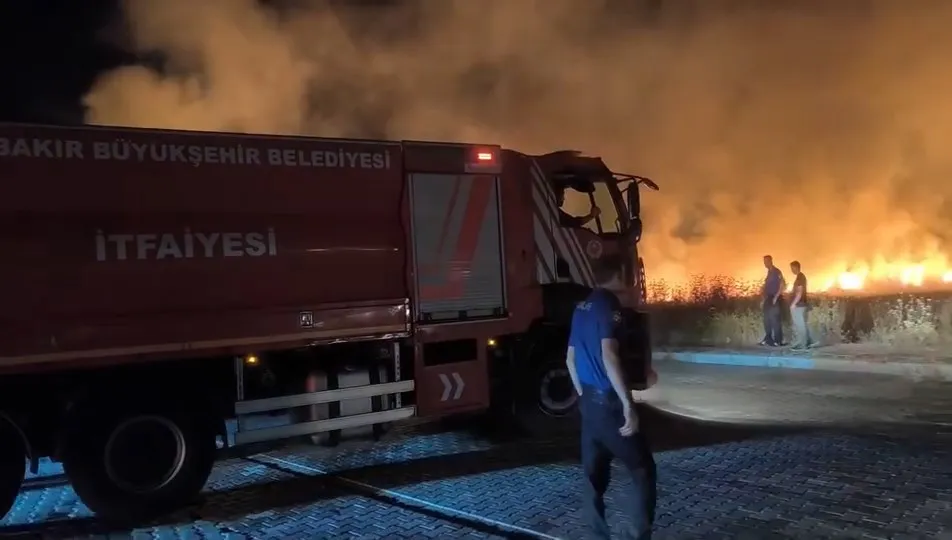 Bağlar'da akşam saatlerinde çıkan anız yangını Diyarbakır Havalimanı yakınını duman altına
