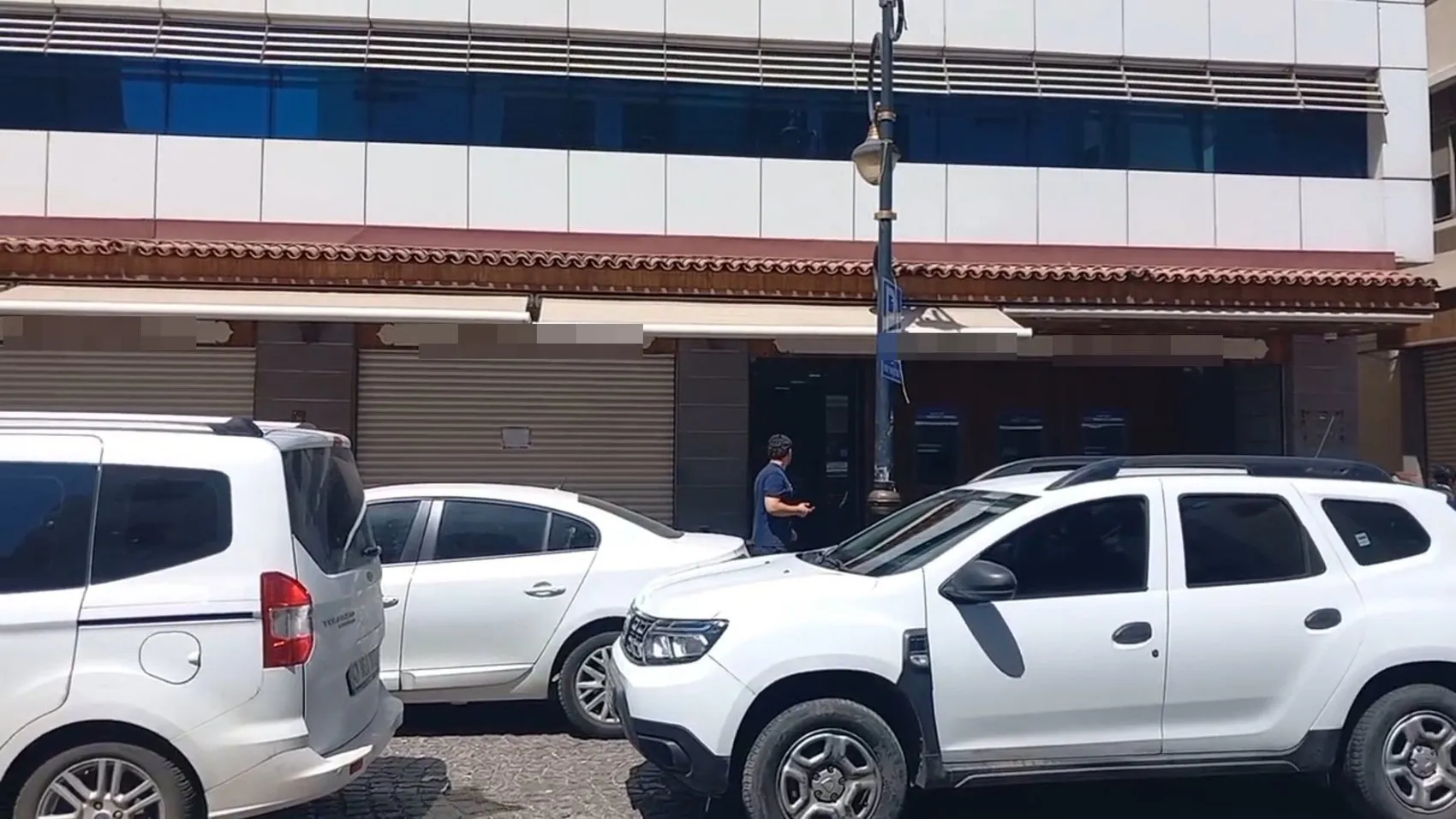 Sur ilçesinde sessiz geceyi bozan silah sesleri Banka şubesi hedef alındı