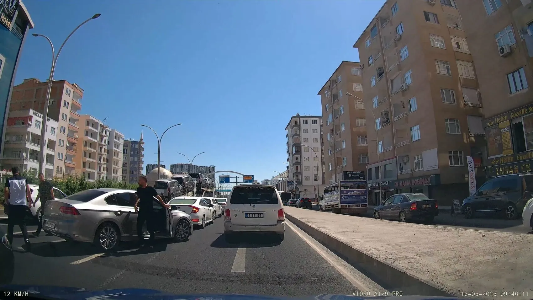 Diyarbakır-Şanlıurfa yolunda dikkatsiz sollama faciaya davetiye çıkardı TIR şoföründen