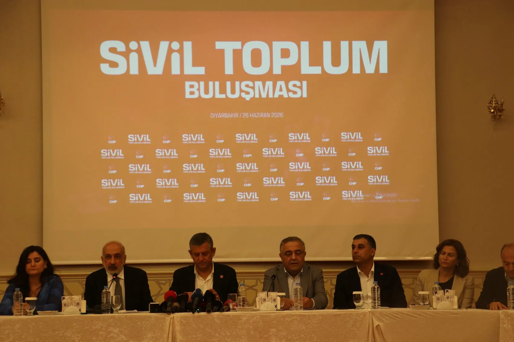 Özgür Özel Diyarbakır'da konuştu Mesele CHP'nin iç tartışması değil, demokrasi meselesidir