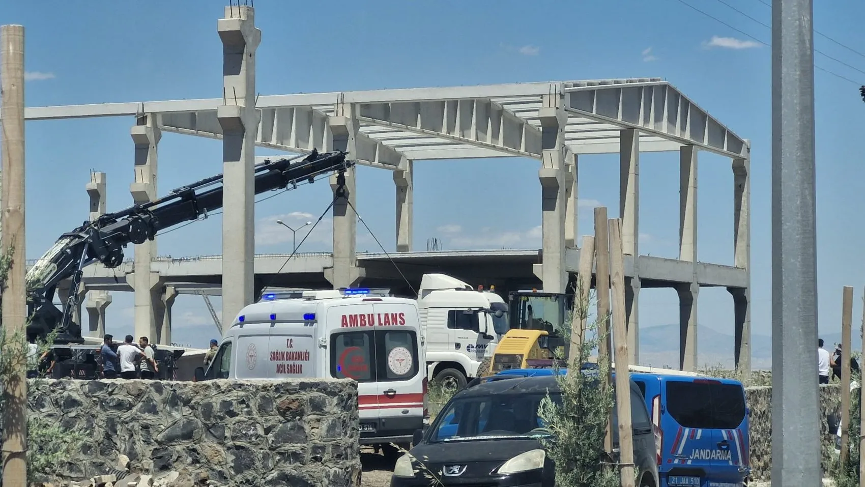 Kayapınar’daki fabrika inşaatında beton blok felaketi 55 yaşındaki işçi hayatını kaybetti