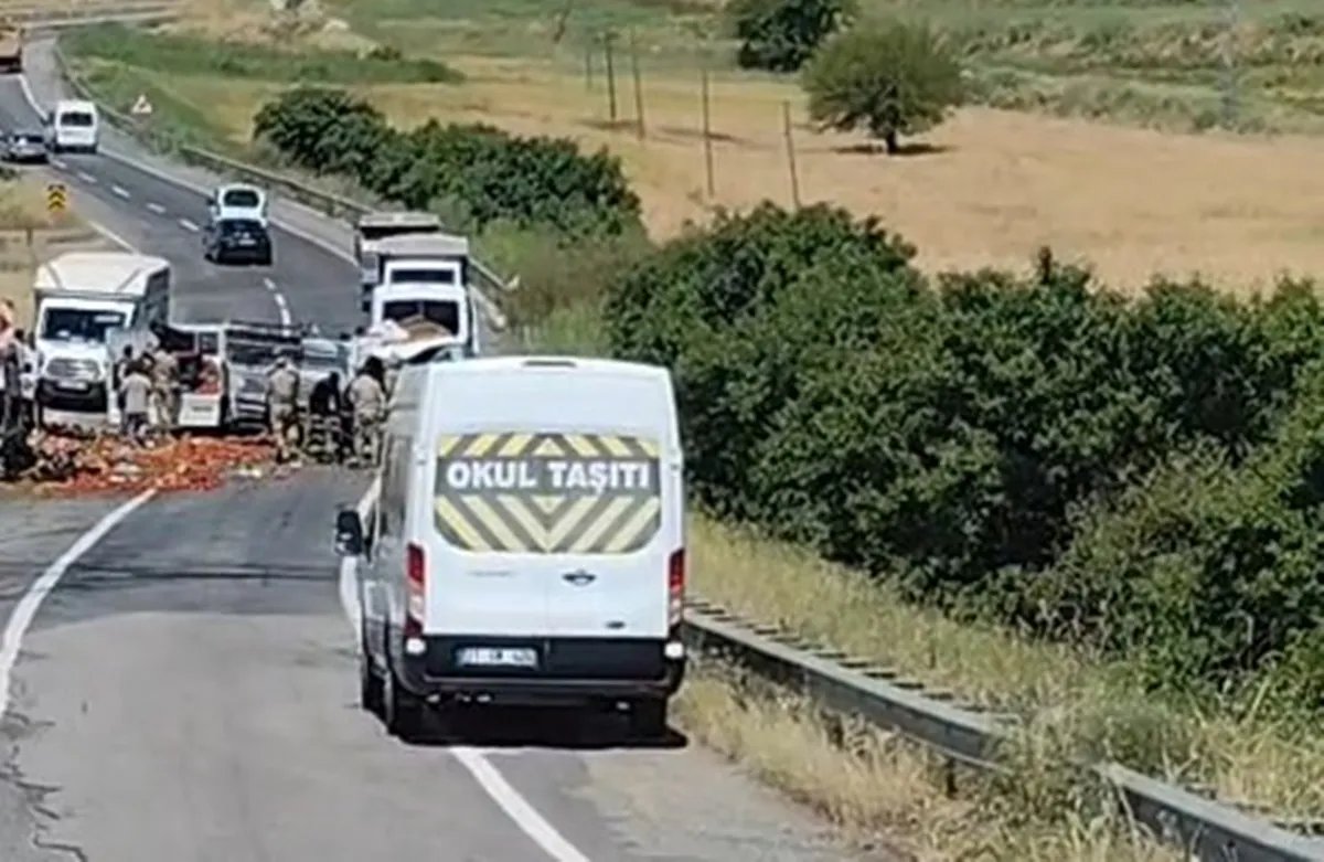 Silvan yolunda lastik patlaması sonucu ürünler yola saçıldı Trafik kısa süreliğine aksadı