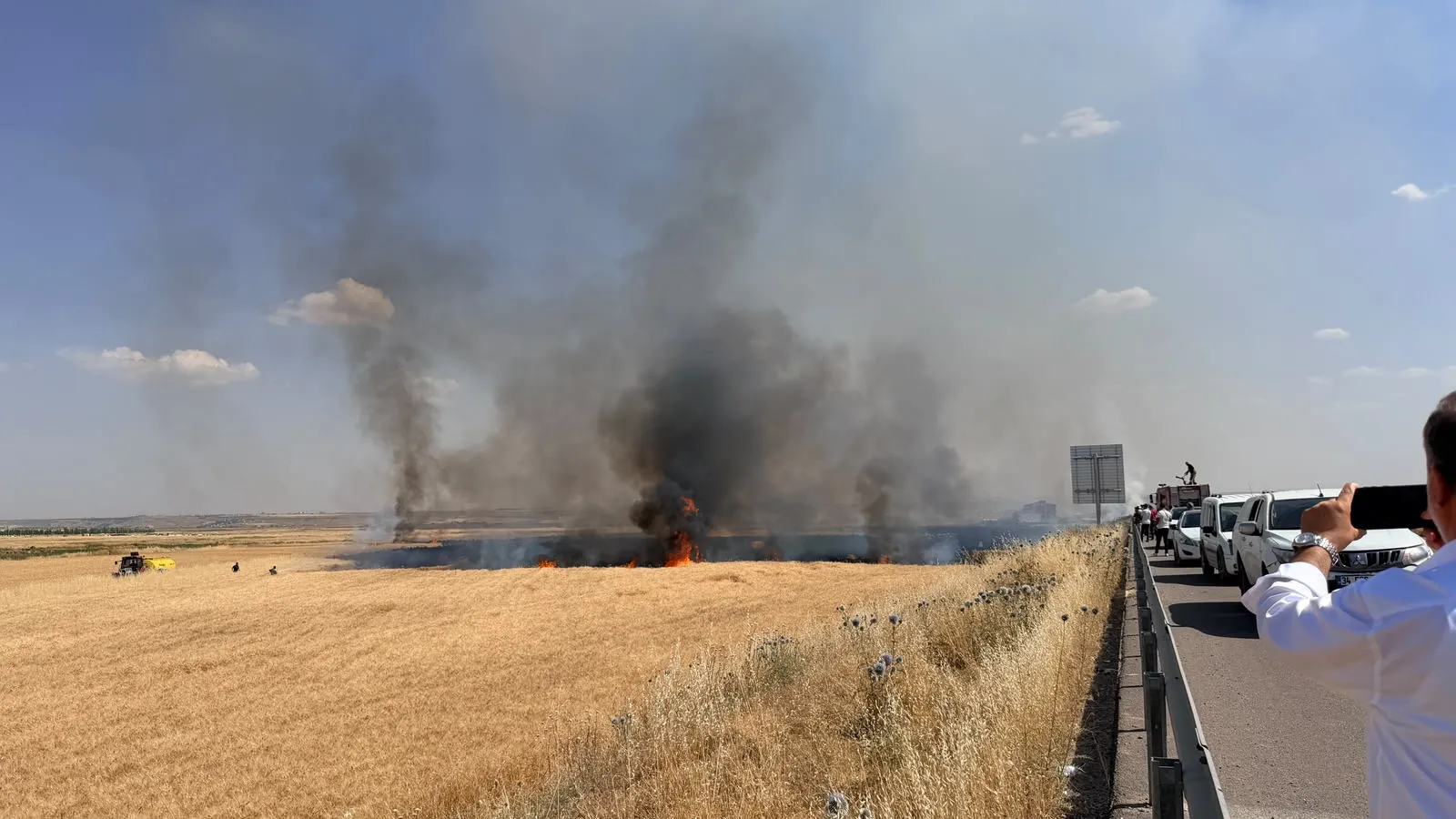 Diyarbakır Bağlar'da Kamışlo Bulvarı çevresini saran alevler evlere ulaşmadan söndürüldü