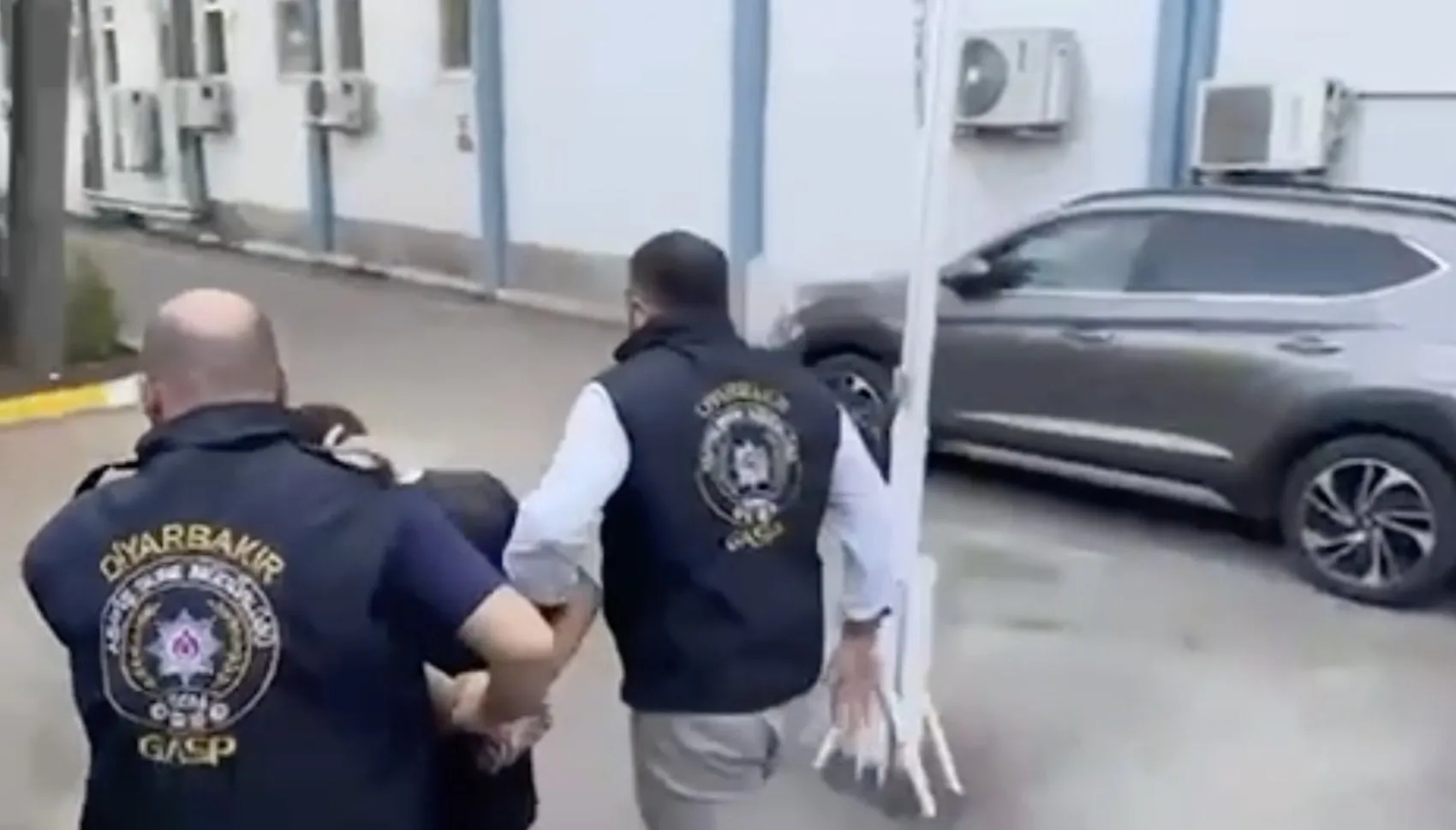 Diyarbakır Yenişehir'de iş yerlerine ve ATM'ye düzenlenen silahlı saldırının failleri