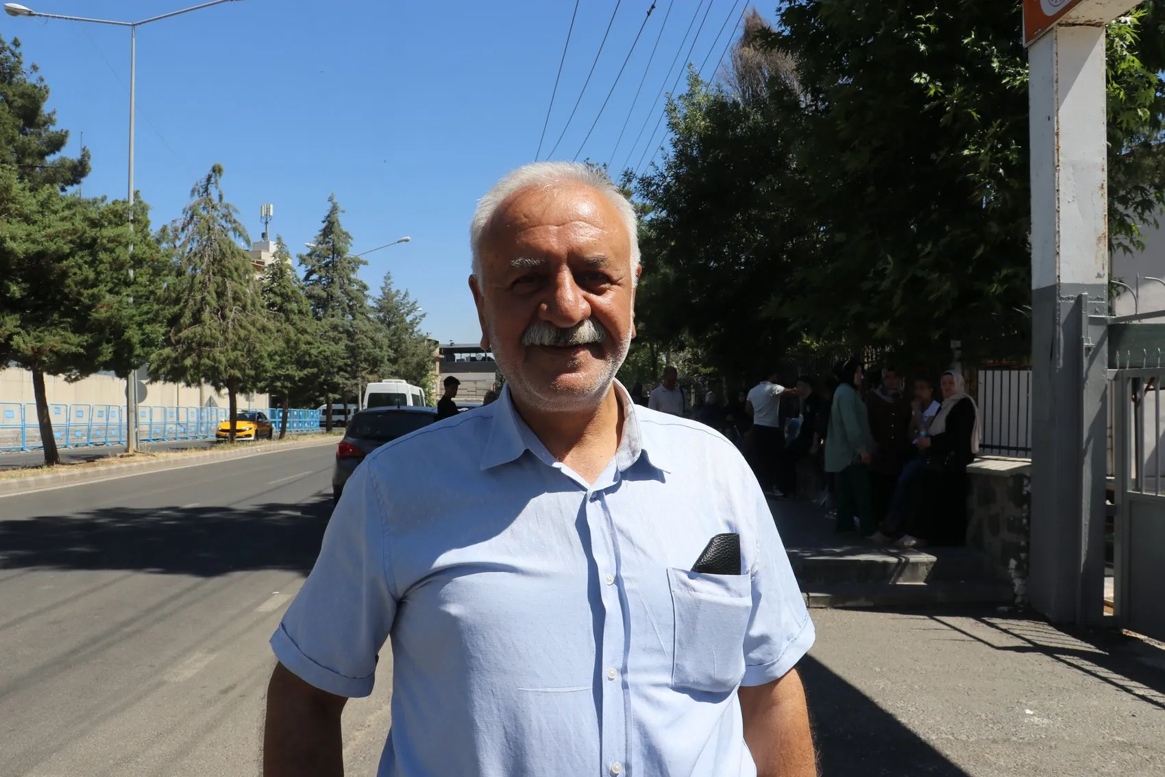 Diyarbakır'da AYT maratonu başladı Sınav salonuna giren gençlerin aileleri kapıda dua etti