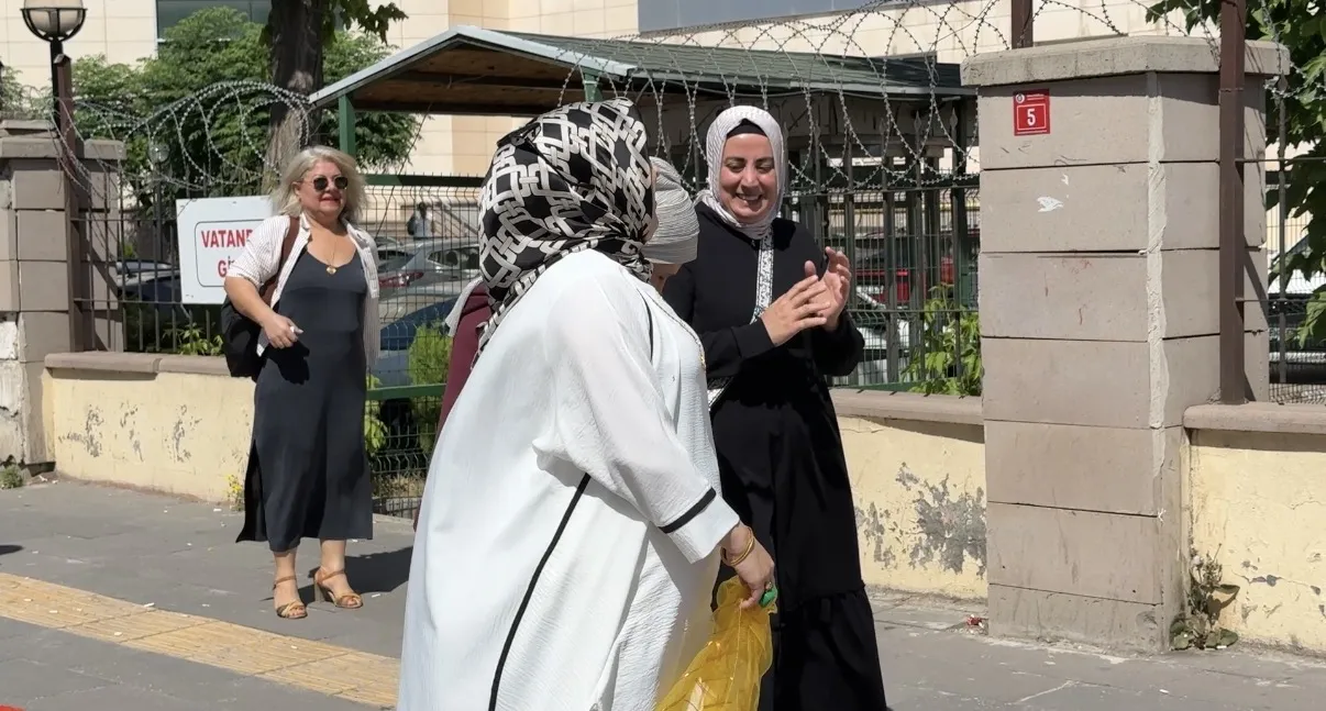 Diyarbakır'da boşanma davası sonrası adliye önünde sıra dışı kutlama Davul zurnayla halay