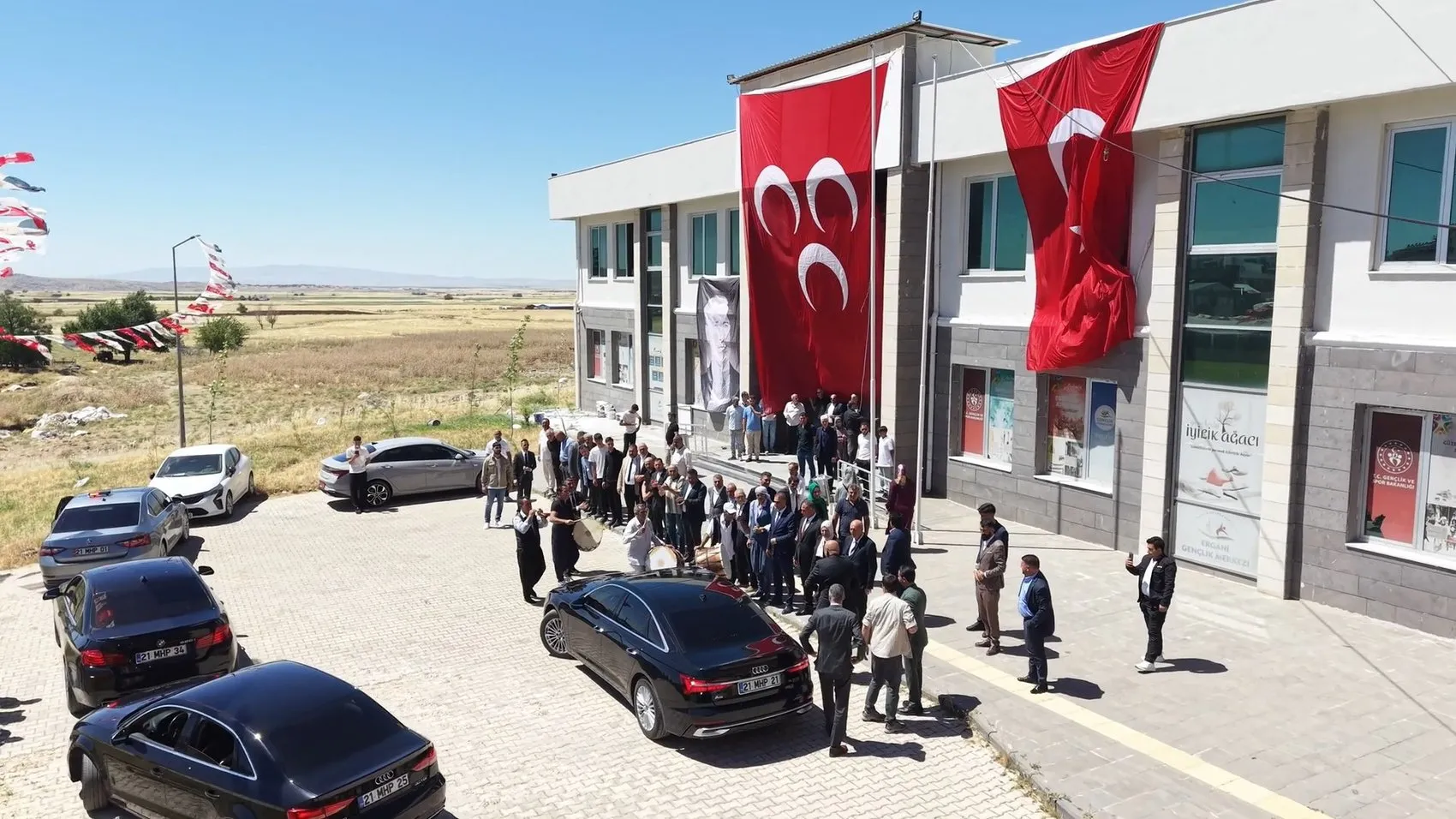 Ergani'deki MHP Kongresinde Ankara'daki Mitinge Sert Yanıt Bölücü ve Terörist Tartışması