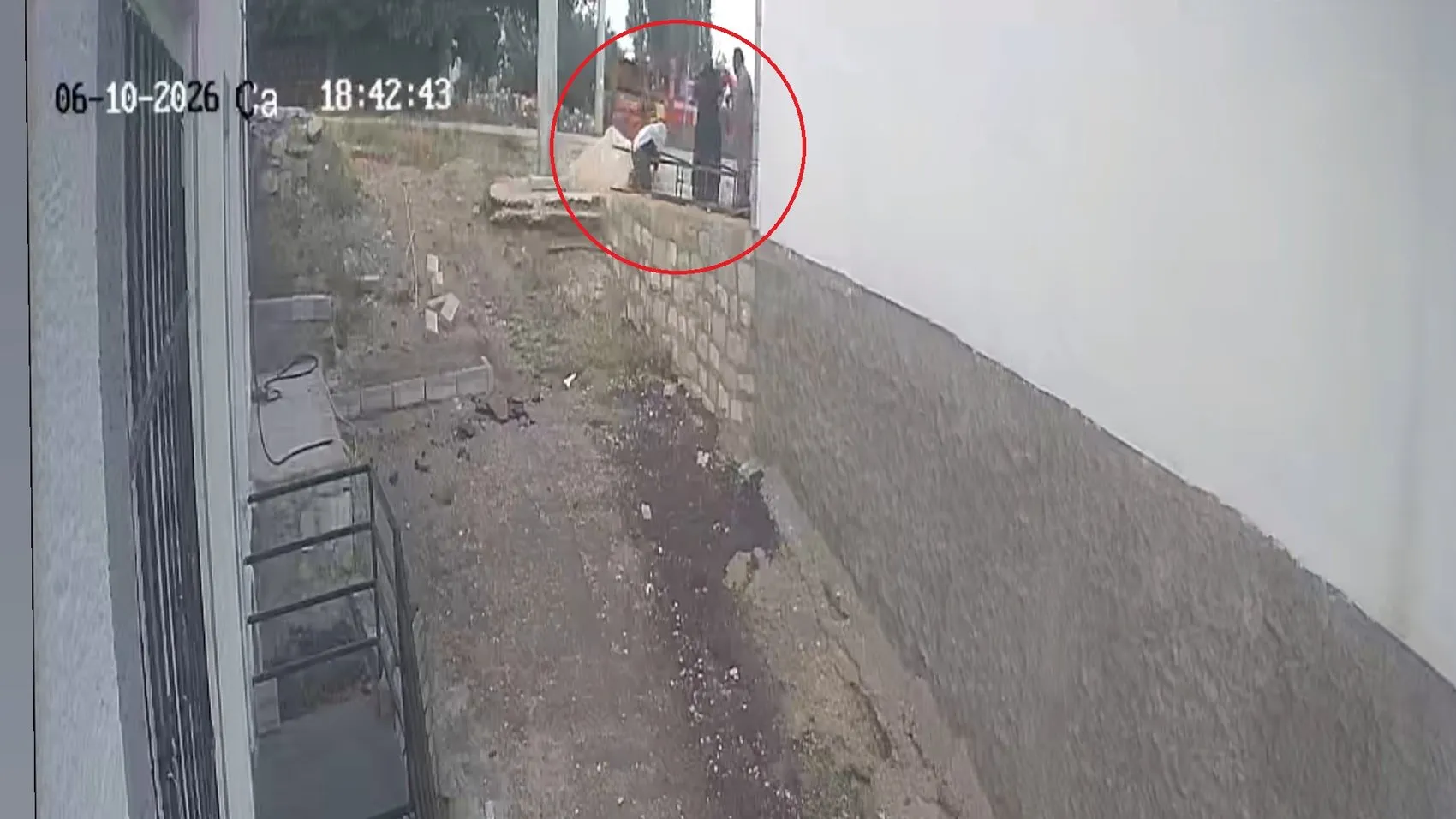 Ergani'de engelli kızı için rampa çalışması yaptıran anneye komşusundan kürekli saldırı