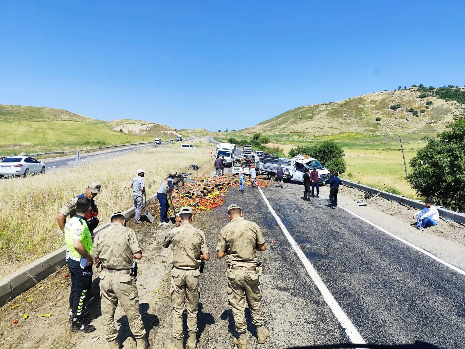 Silvan yolunda lastik patlaması sonucu ürünler yola saçıldı Trafik kısa süreliğine aksadı