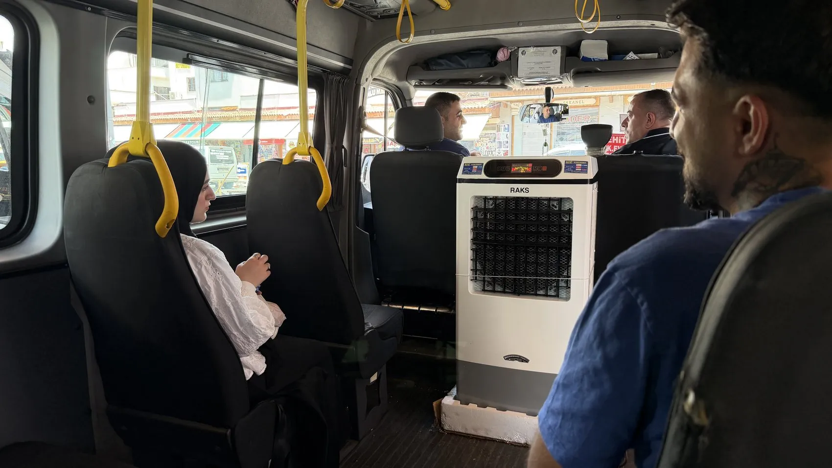 Diyarbakır'da kavurucu sıcaklara karşı minibüste sulu klima dönemi Yolcular çok memnun