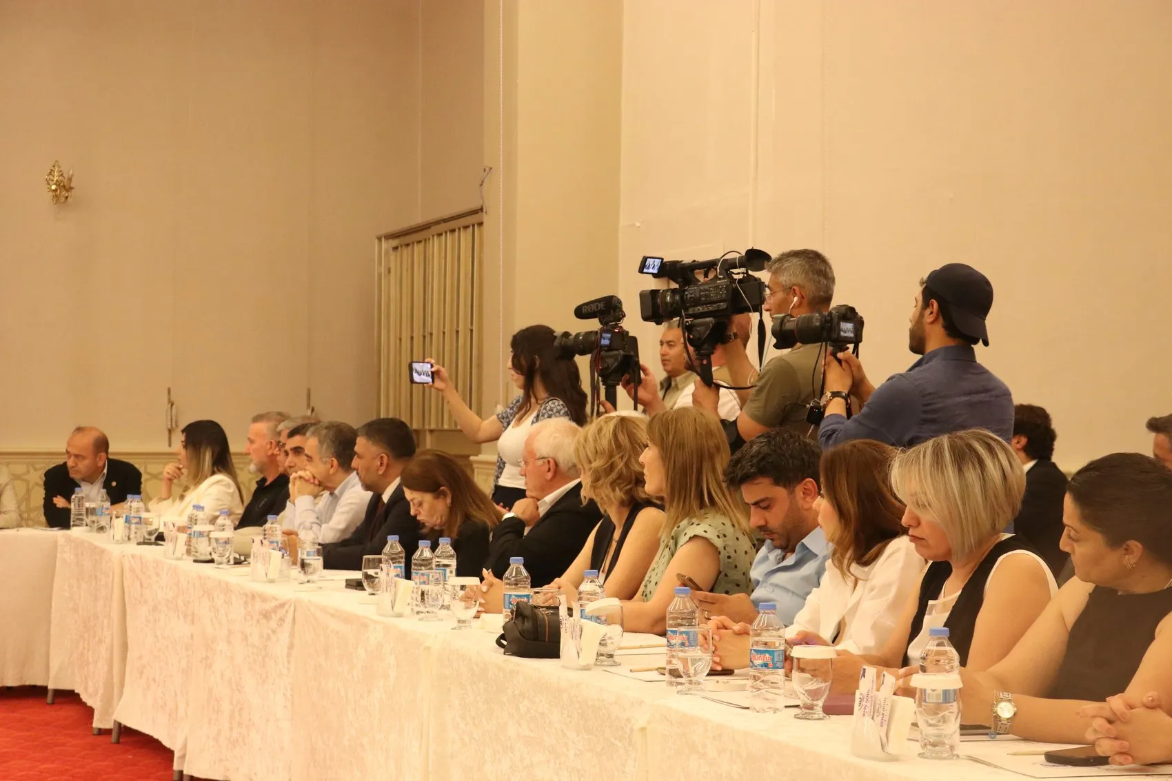 Özgür Özel Diyarbakır'da konuştu Mesele CHP'nin iç tartışması değil, demokrasi meselesidir