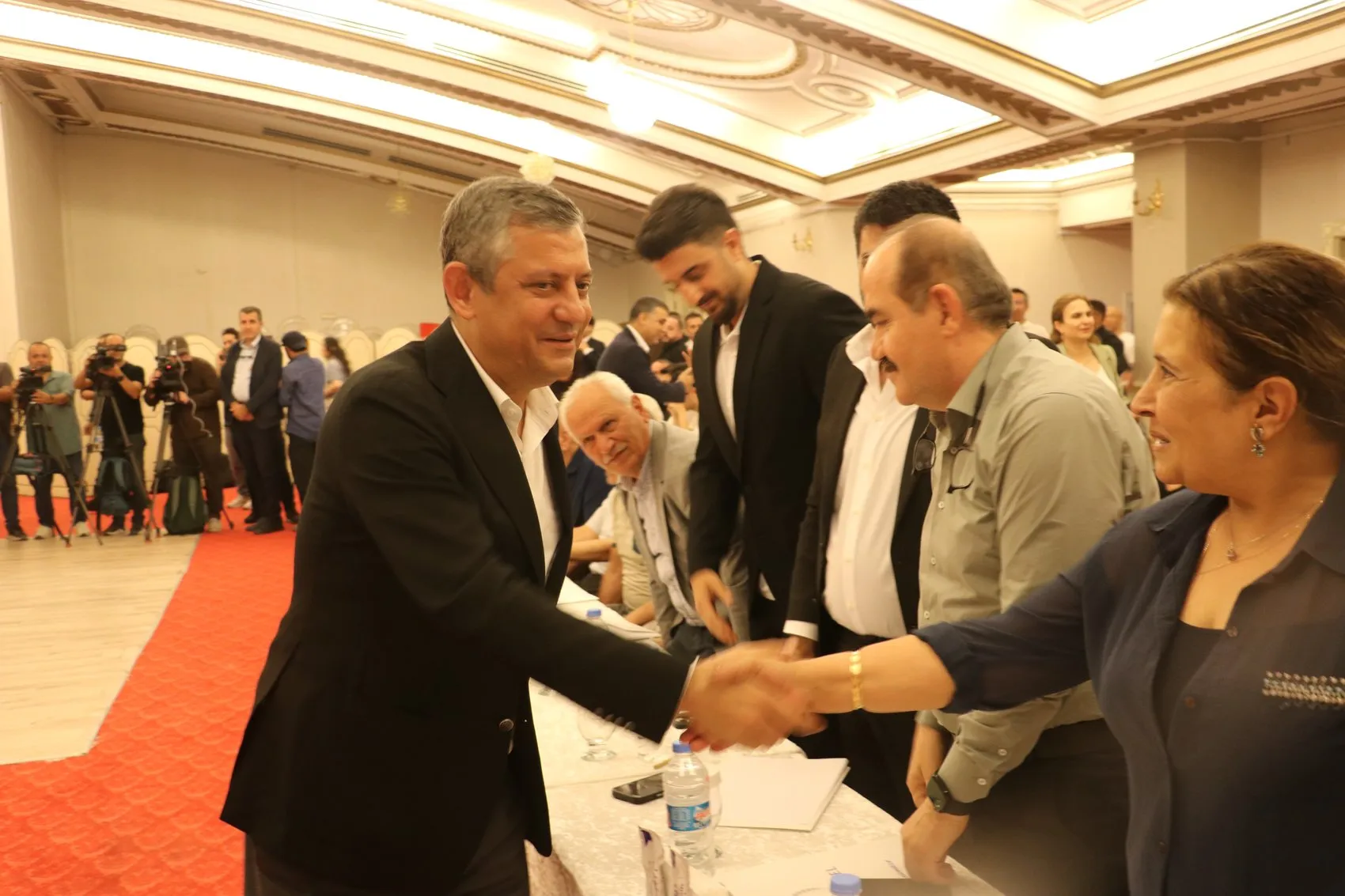 Özgür Özel Diyarbakır'da konuştu Mesele CHP'nin iç tartışması değil, demokrasi meselesidir