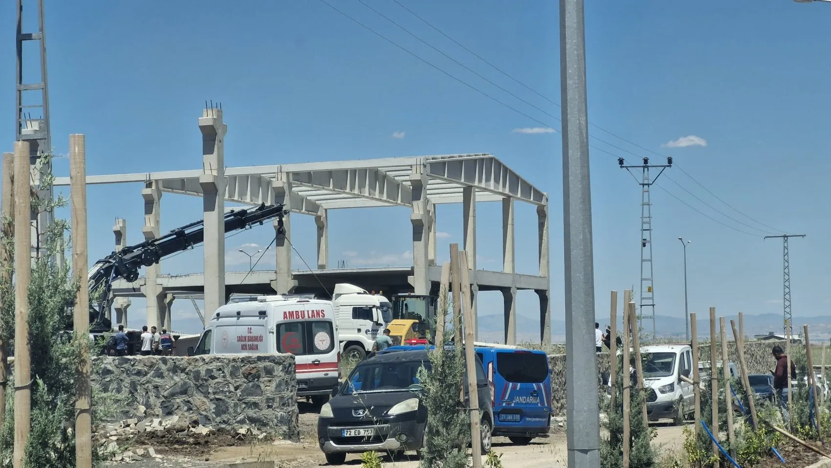 Kayapınar’daki fabrika inşaatında beton blok felaketi 55 yaşındaki işçi hayatını kaybetti