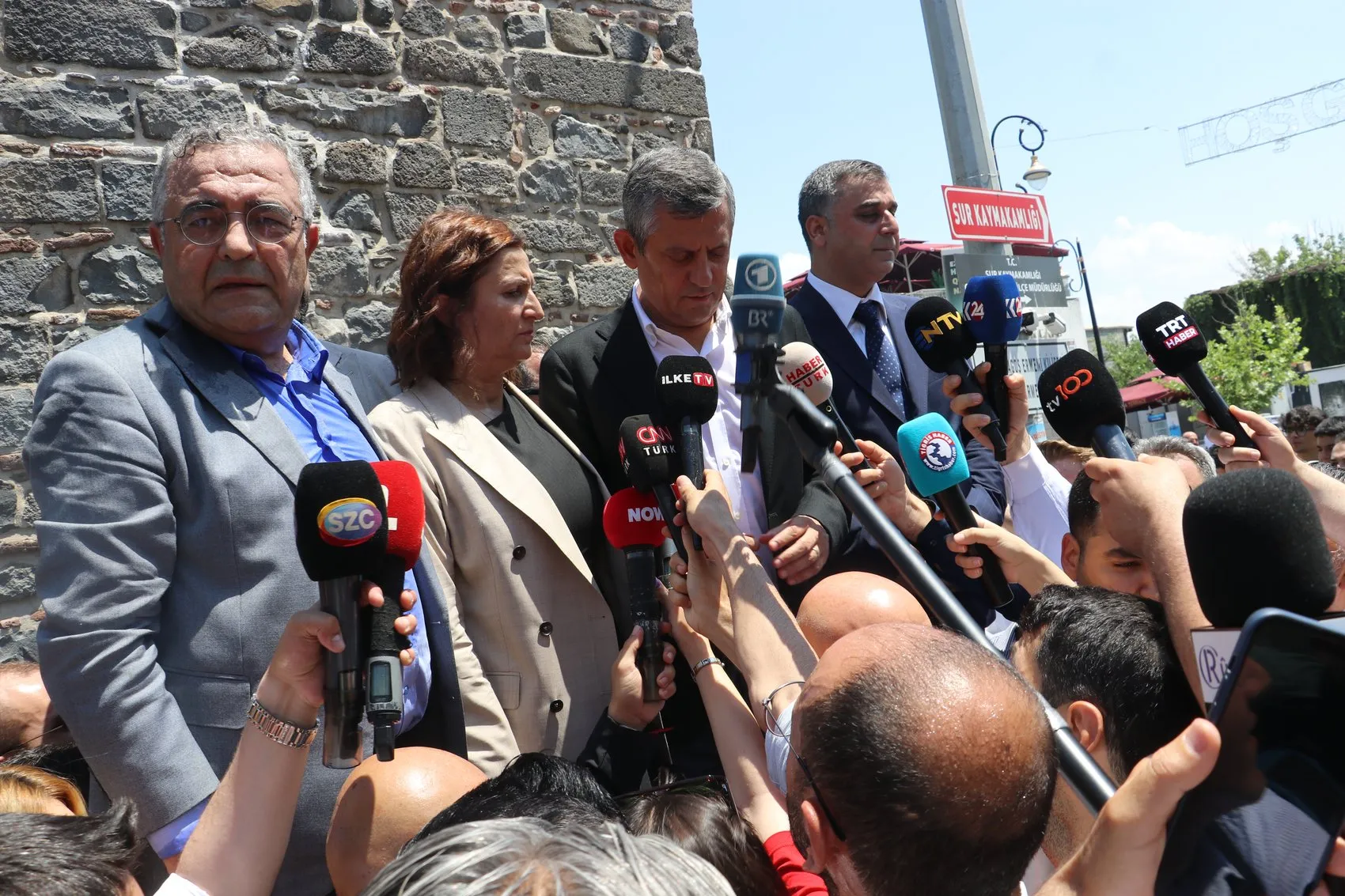 Özgür Özel Diyarbakır'da Tahir Elçi'nin anısına karanfil bıraktı Yol cümleden uludur