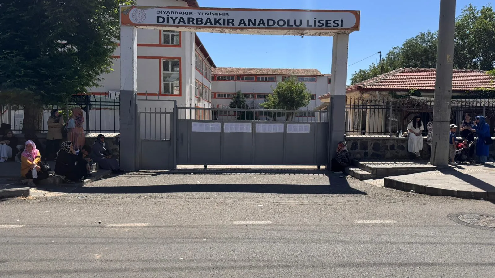 Diyarbakır LGS sınavında okul karıştıran 25 öğrenciyi polis ekipleri yetişirdi