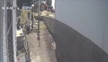 Ergani'de engelli kızı için rampa çalışması yaptıran anneye komşusundan kürekli saldırı
