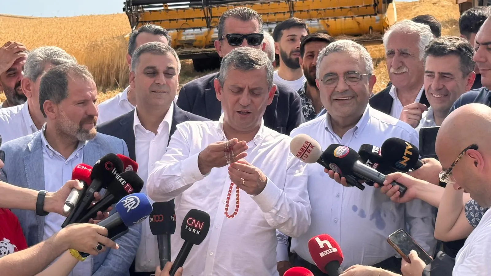Bismil'de buğday hasadına katılan Özgür Özel'den çiftçilere borç faizi sözü
