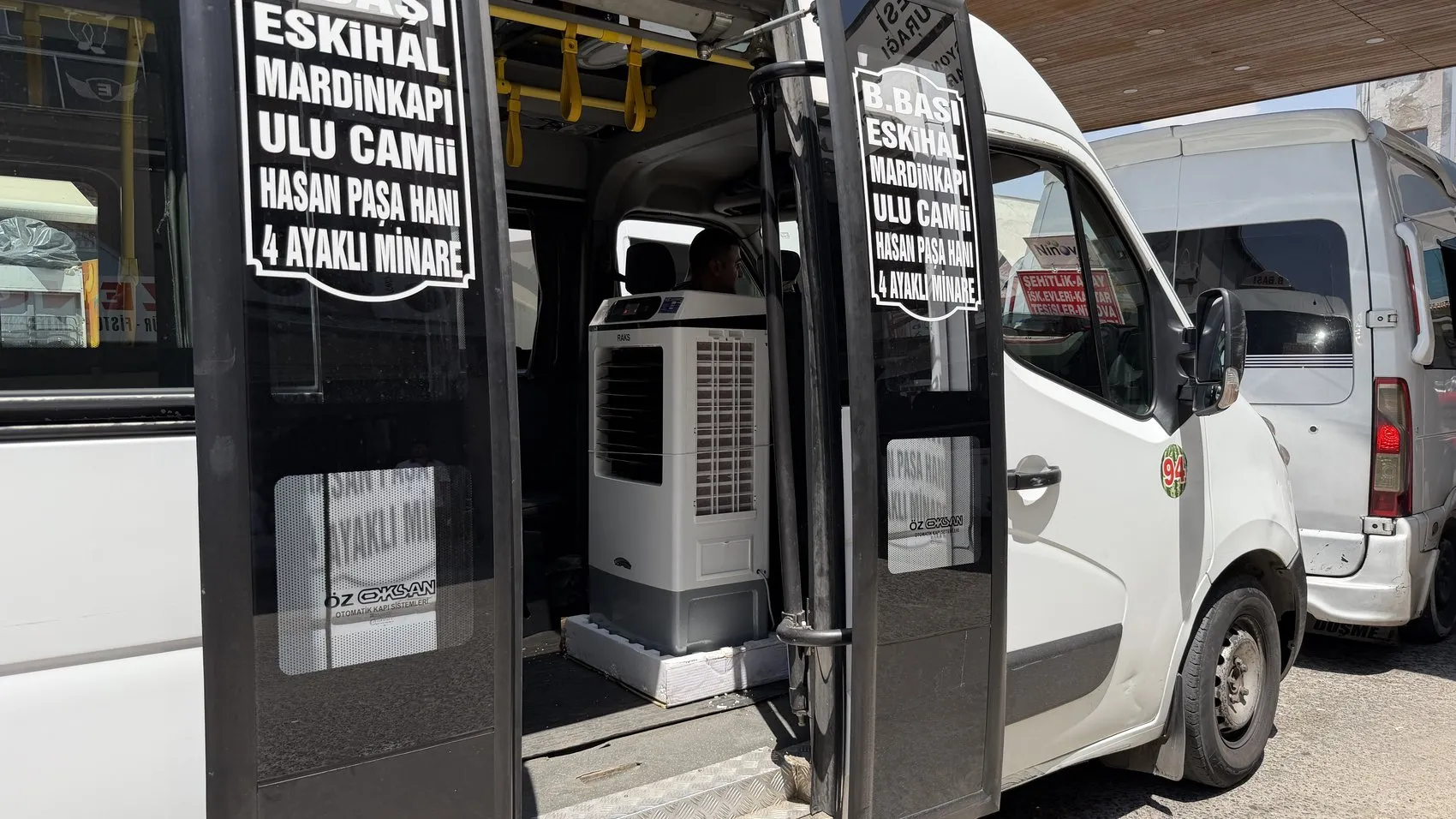 Diyarbakır'da kavurucu sıcaklara karşı minibüste sulu klima dönemi Yolcular çok memnun