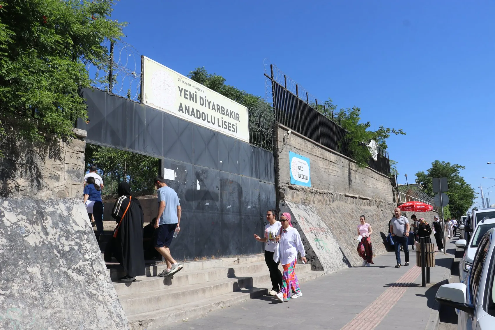 Diyarbakır'da AYT maratonu başladı Sınav salonuna giren gençlerin aileleri kapıda dua etti