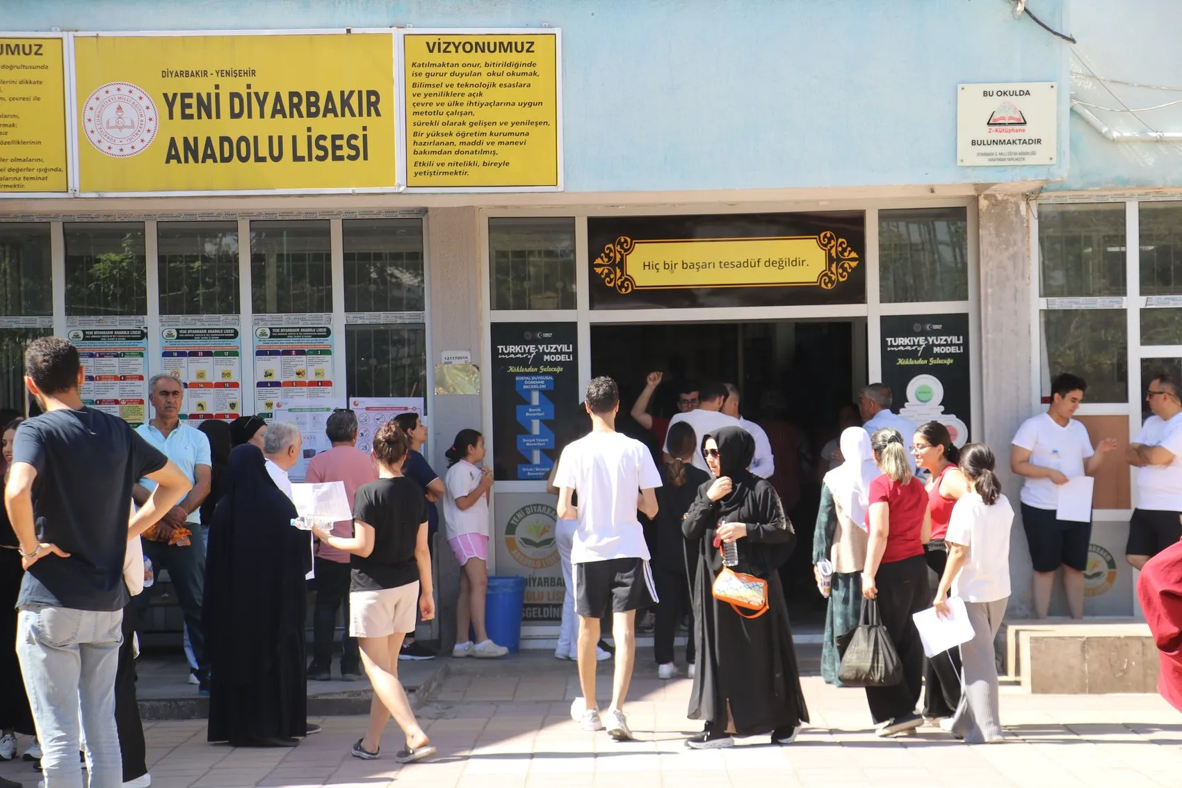 Diyarbakır'da AYT maratonu başladı Sınav salonuna giren gençlerin aileleri kapıda dua etti