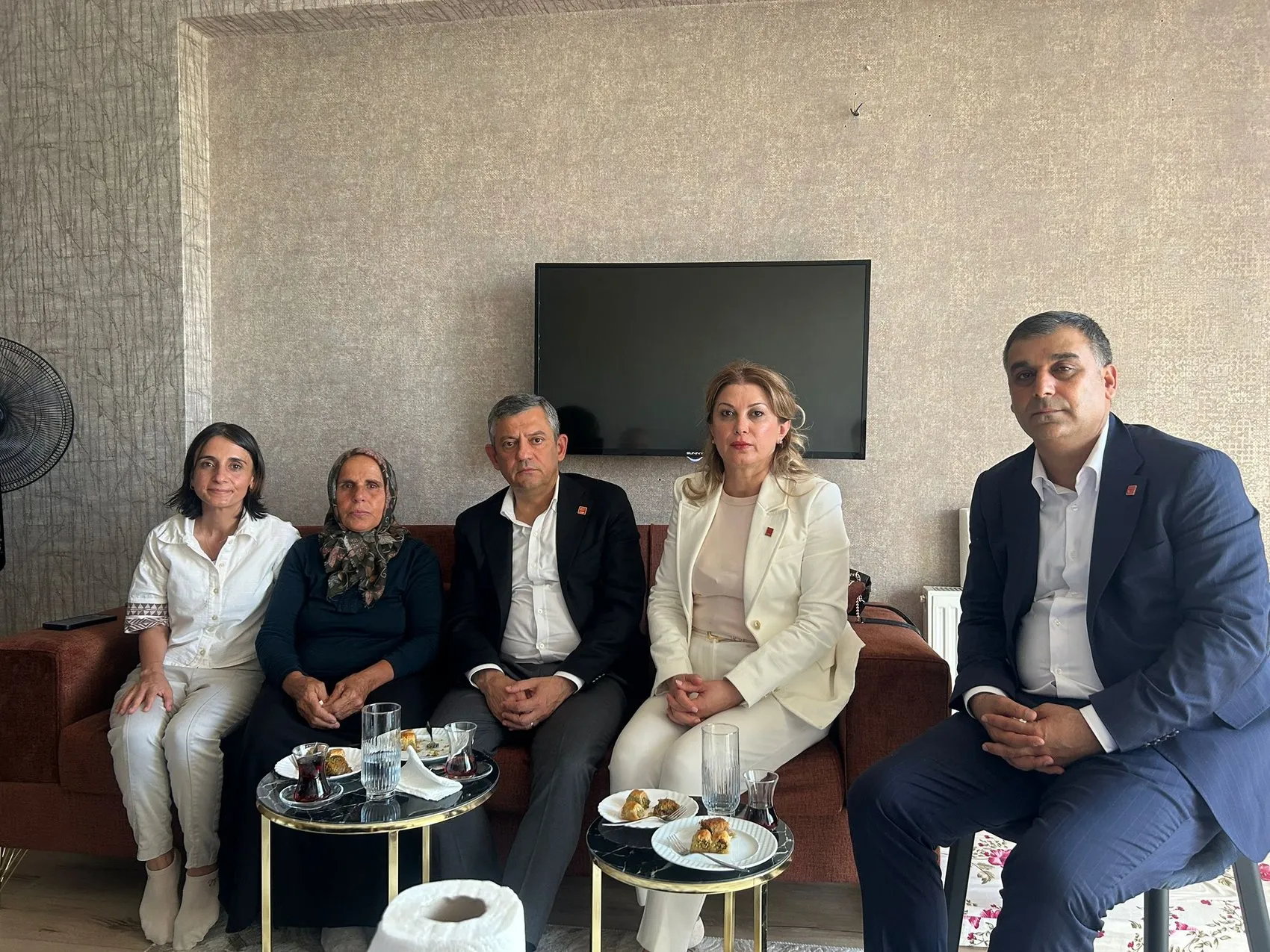 Özgür Özel Diyarbakır'da konuştu Mesele CHP'nin iç tartışması değil, demokrasi meselesidir