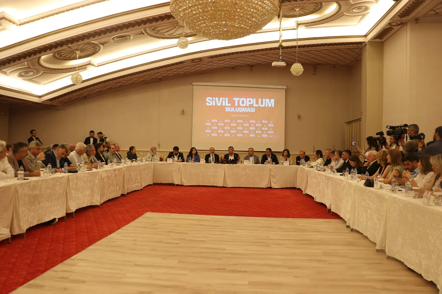 Özgür Özel Diyarbakır'da konuştu Mesele CHP'nin iç tartışması değil, demokrasi meselesidir