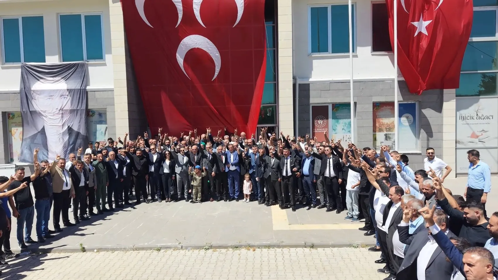 Ergani'deki MHP Kongresinde Ankara'daki Mitinge Sert Yanıt Bölücü ve Terörist Tartışması