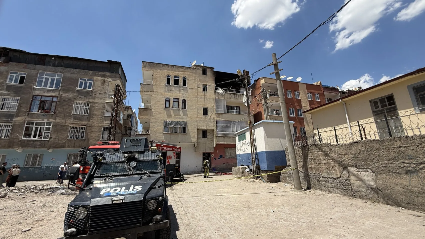Bağlar'daki yangın sonrası mahallede tansiyon yükseldi İki komşu arasında kavga çıktı