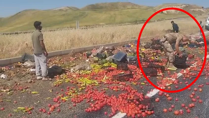 Silvan yolunda lastik patlaması sonucu ürünler yola saçıldı Trafik kısa süreliğine aksadı