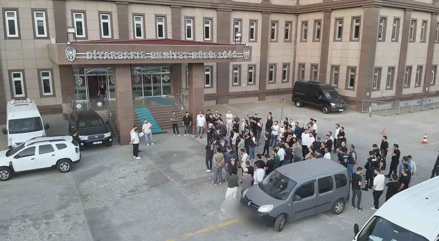 Diyarbakır merkezli dev sanal kumar vurgununa emniyetten ağır darbe 24 kişi tutuklandı