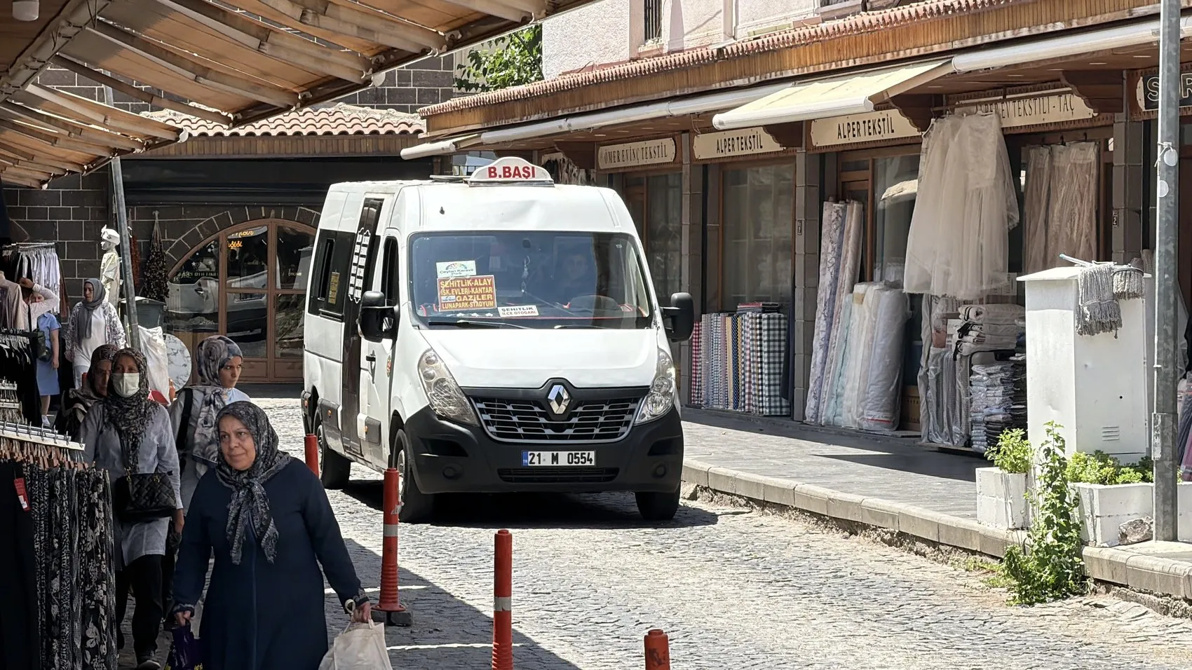 Diyarbakır'da kavurucu sıcaklara karşı minibüste sulu klima dönemi Yolcular çok memnun