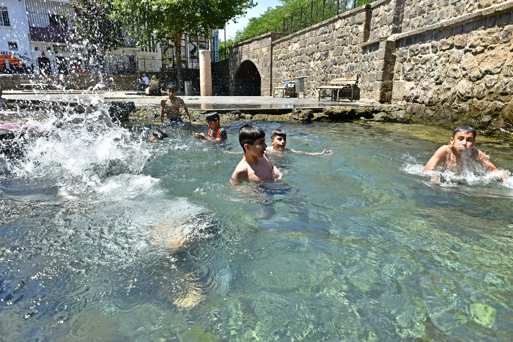 Diyarbakır'da 37 derece sıcaklıkta Anzele Parkı'ndaki tehlikeli serinleme mesaisi