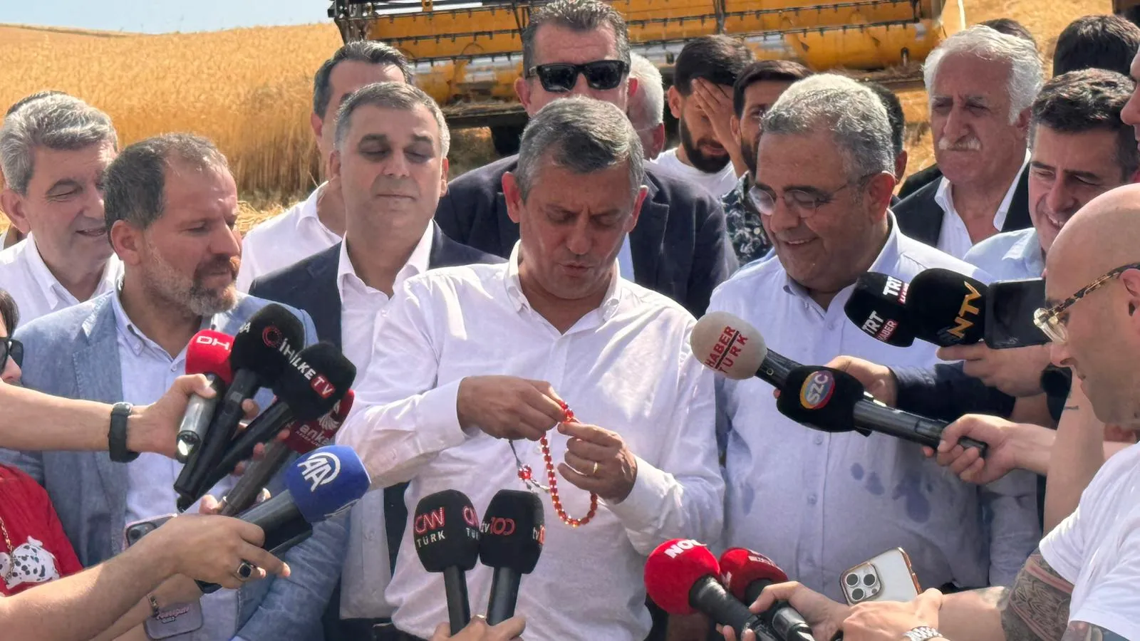 Bismil'de buğday hasadına katılan Özgür Özel'den çiftçilere borç faizi sözü