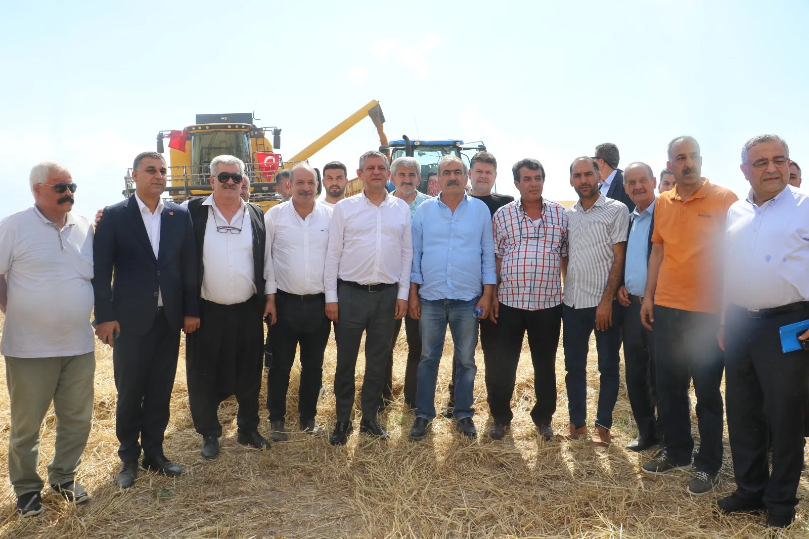 Bismil'de buğday hasadına katılan Özgür Özel'den çiftçilere borç faizi sözü