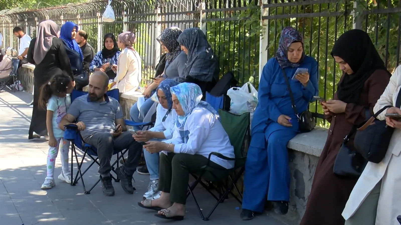 Diyarbakır'da LGS sınavı devam ederken okul önlerinde velilerin dua nöbeti Telefonlarından