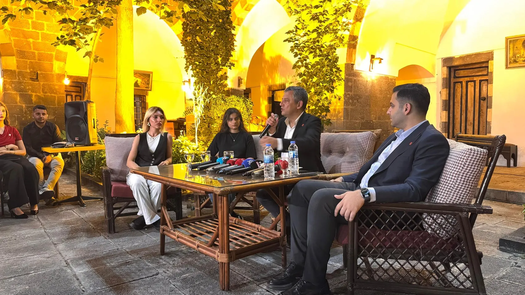 Diyarbakır ziyaretini gençlerle sürdüren Özgür Özel Yerel yönetimlerde yeni bir dönem
