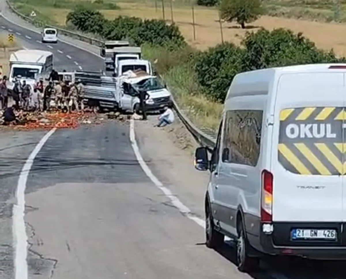 Silvan yolunda lastik patlaması sonucu ürünler yola saçıldı Trafik kısa süreliğine aksadı