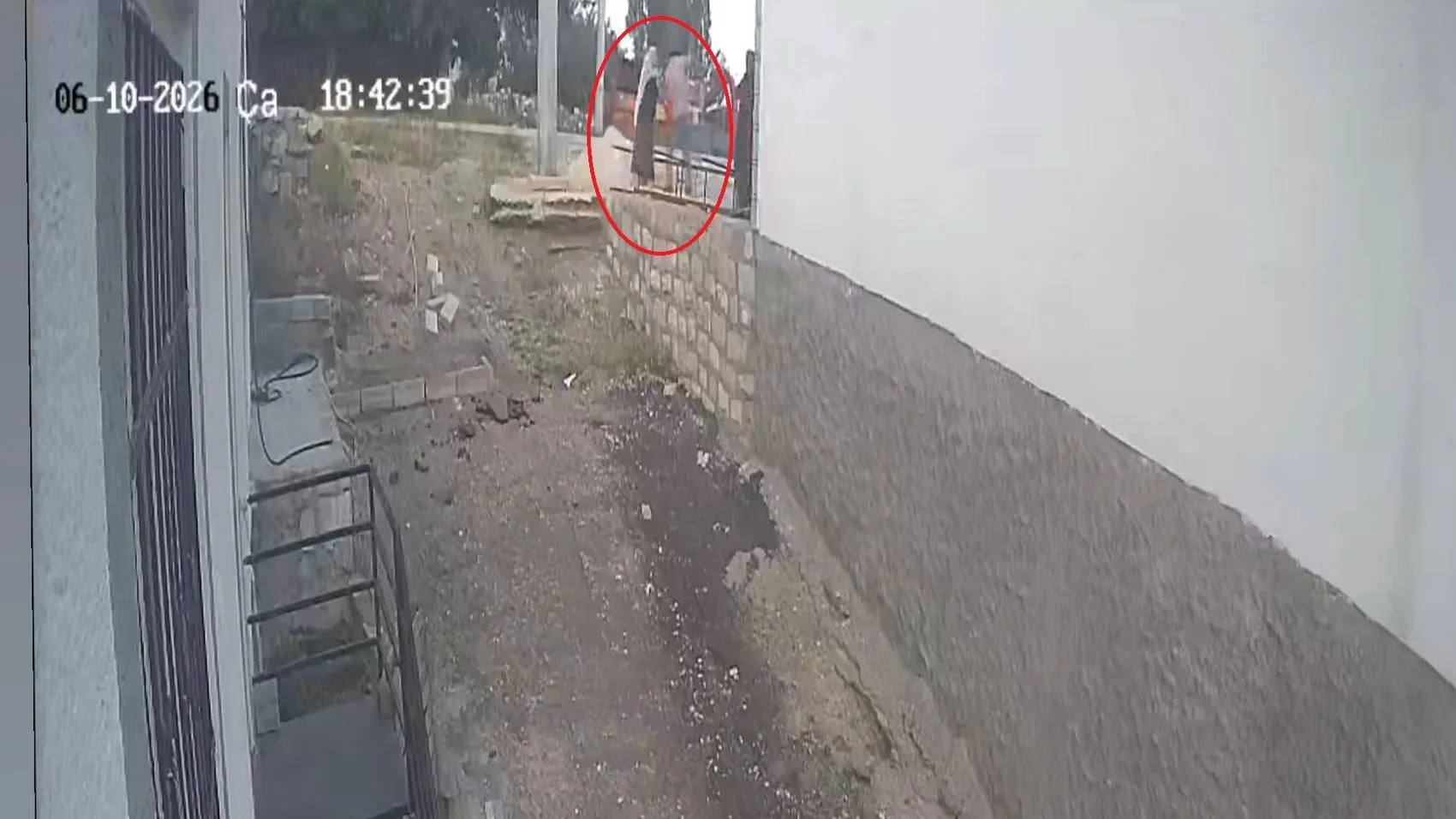 Ergani'de engelli kızı için rampa çalışması yaptıran anneye komşusundan kürekli saldırı